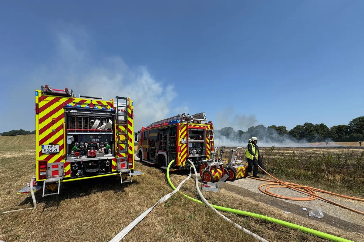 Erkrath NW – Feuerwehr kann Übergreifen von Flächenbrand auf Wald verhindern