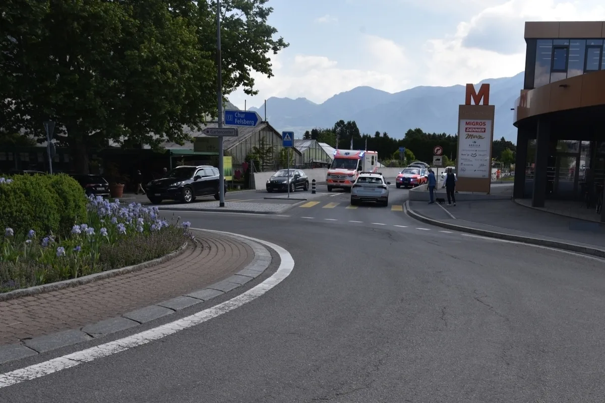 Domat/Ems GR – Fussgängerin bei Unfall zu Boden geschleudert und schwer verletzt