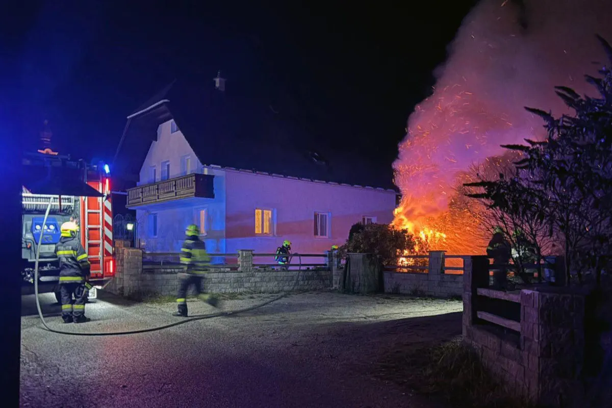 Haus im Ennstal ST – Feuerwerkskörper setzt Hecke in Brand