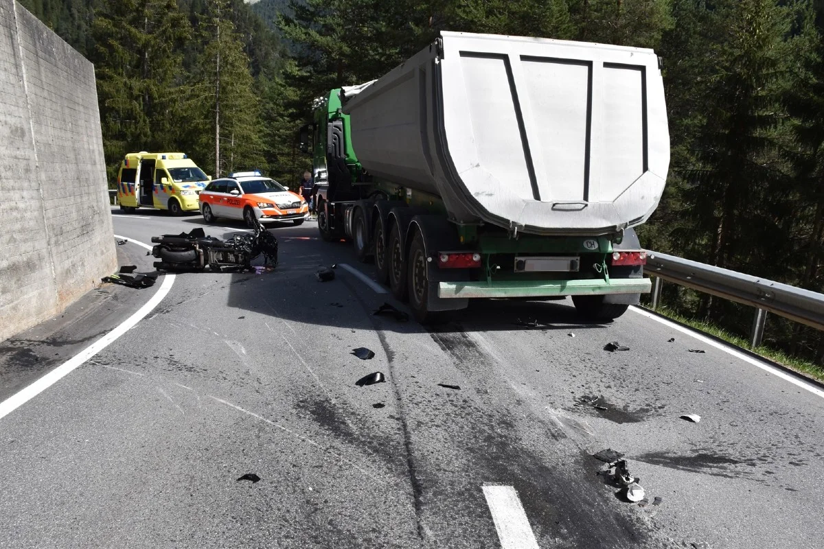 Unfall in Davos Wiesen GR - Motorradfahrer gerät auf die Gegenfahrbahn und fährt in Sattelmotorfahrzeug