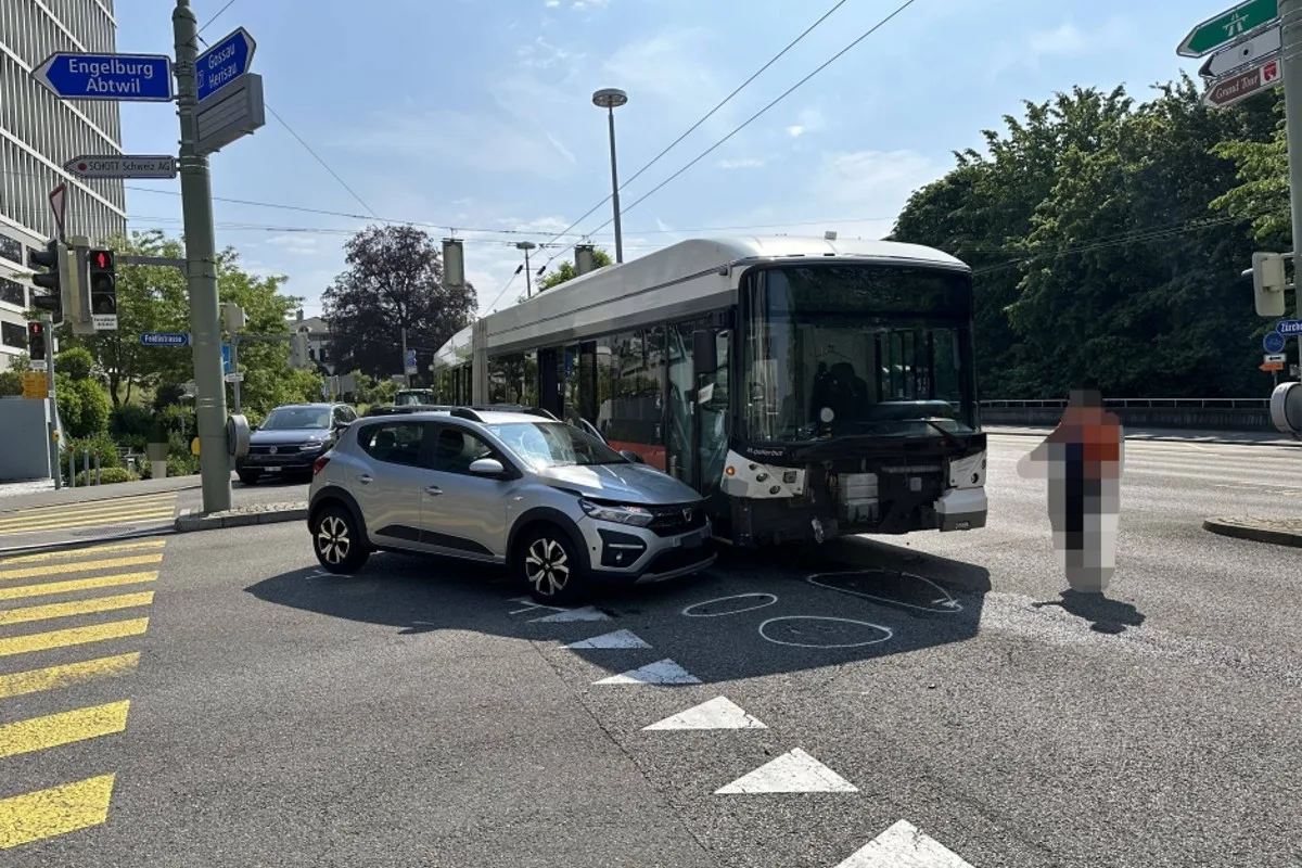 Unfall zwischen Linienbus und Auto in St. Gallen 