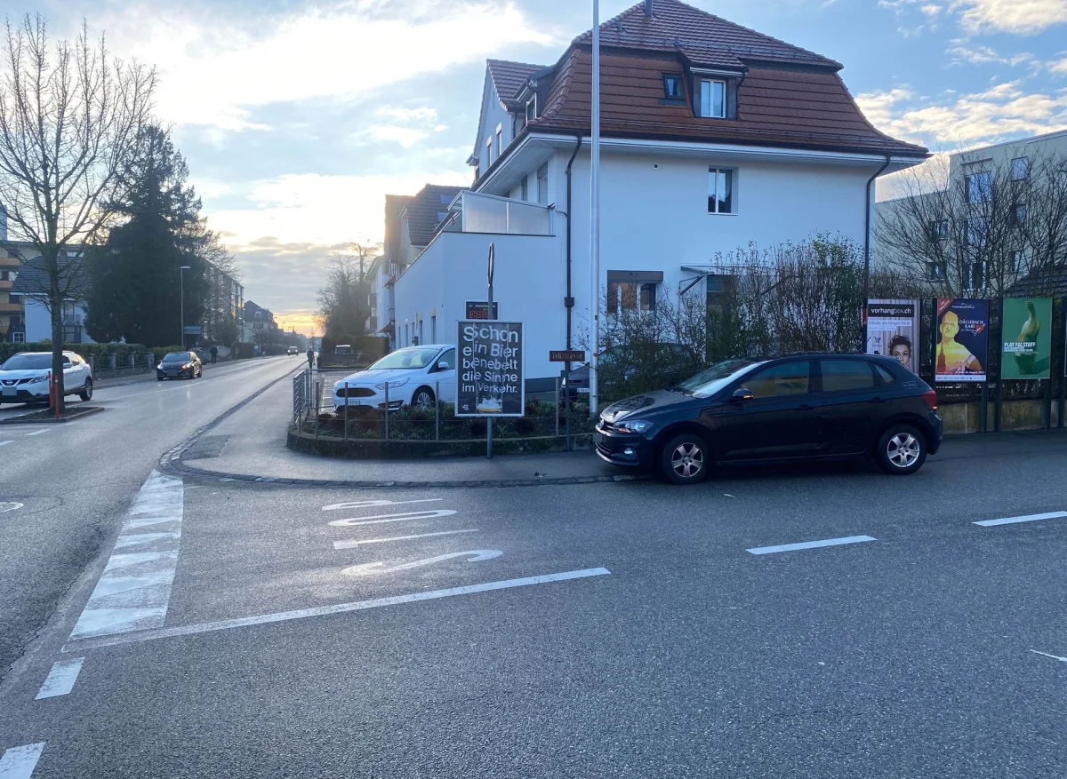 Unbekannte Automobilistin verursacht Unfall und flüchtet - Zeugenaufruf in Zuchwil
