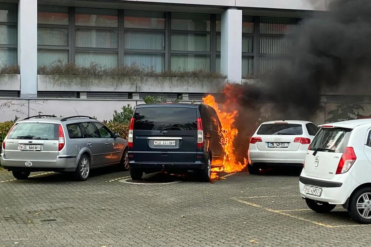 Brand in Muttenz BL – Zwei Personenwagen durch Feuer komplett zerstört