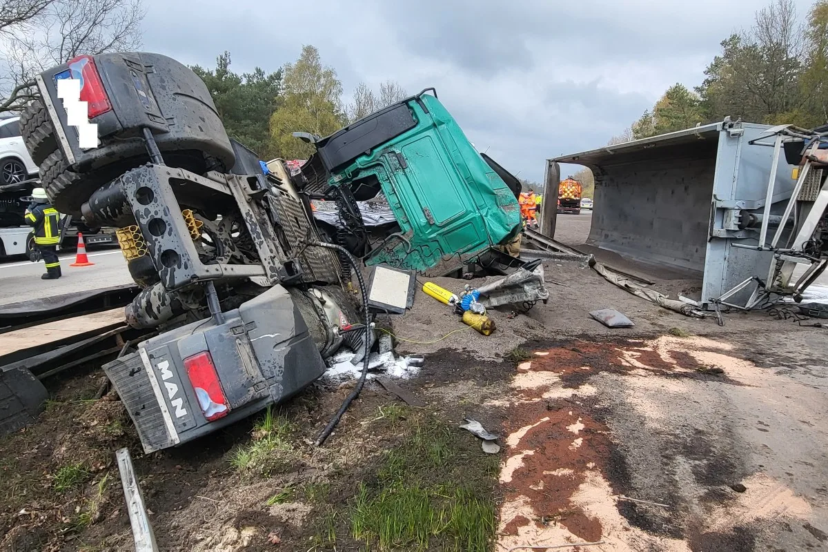 Schwerer Unfall auf der A27 bei Schwanewede - Sattelzug verliert Kontrolle und durchbricht Mittelschutzplanke