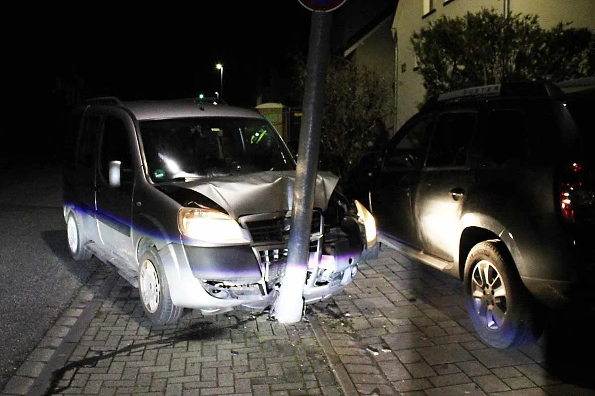 Bergisch Gladbach - Betrunkener fährt gegen Straßenlaterne