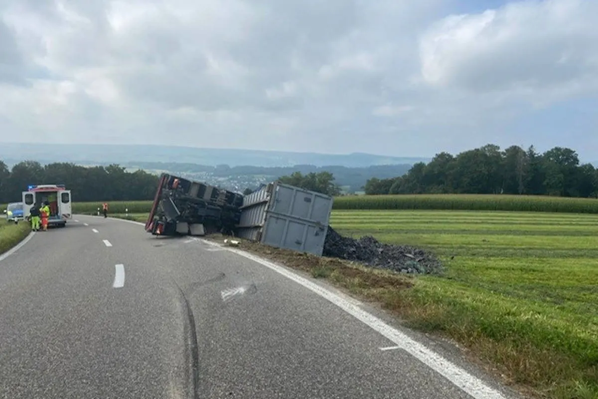 Unterlunkhofen AG – Mit Schrott beladener Lastwagen umgekippt