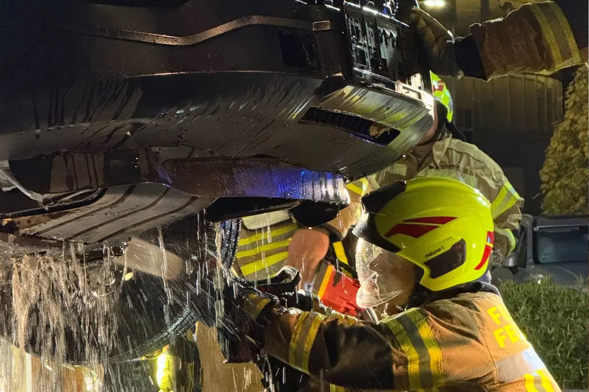 Feldkirchen bei Graz ST – Kastenwagen gerät bei Kontrolle in Brand