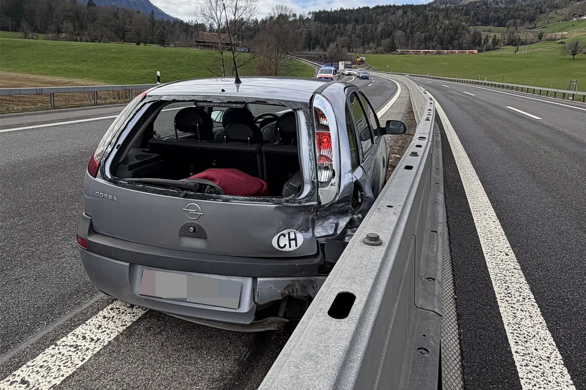 A4 Goldau SZ – Kollision auf Überholspur