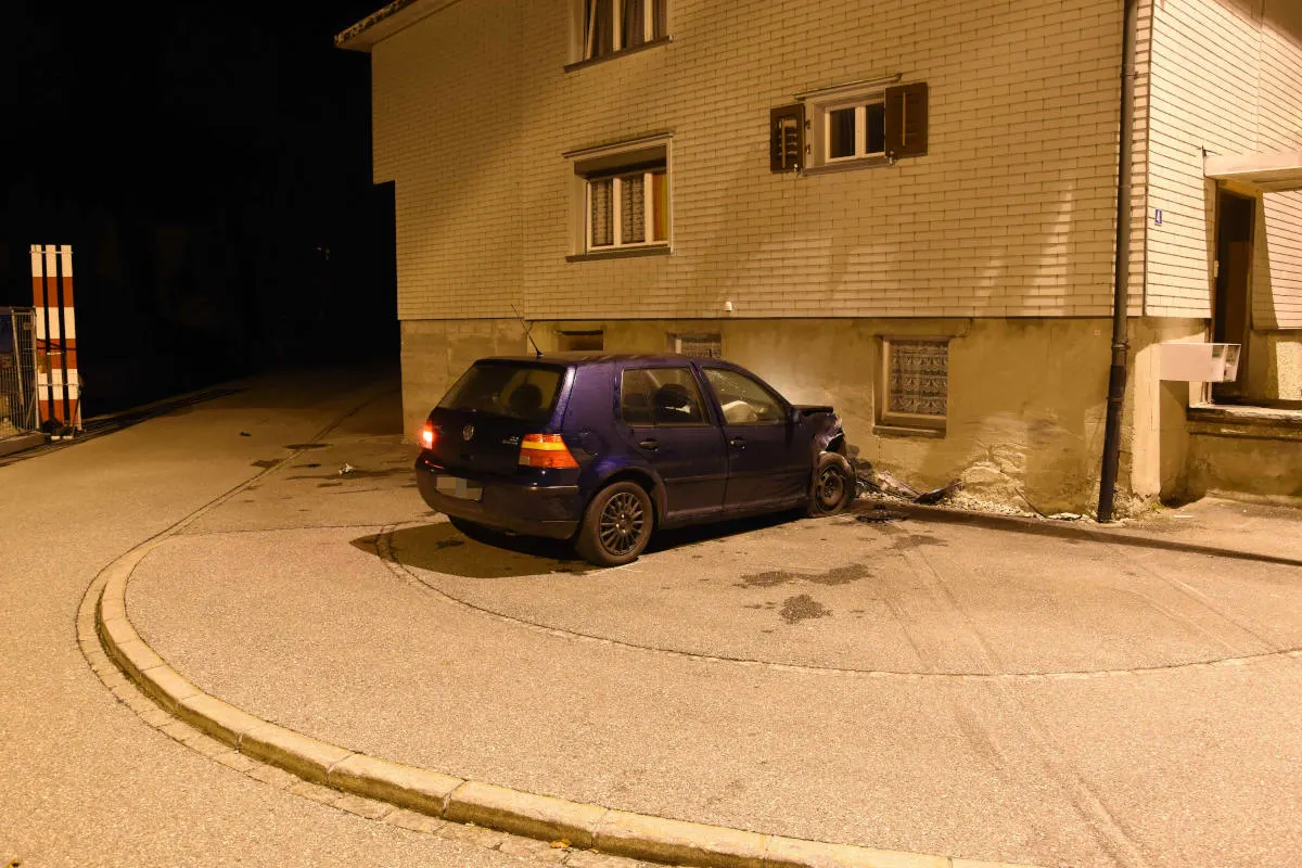 Unfall in Benken SG – Fahrunfähig in Hauswand geprallt