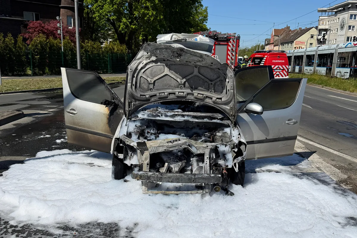 Bochum – Pkw mit Gasantrieb brennt nach Unfall