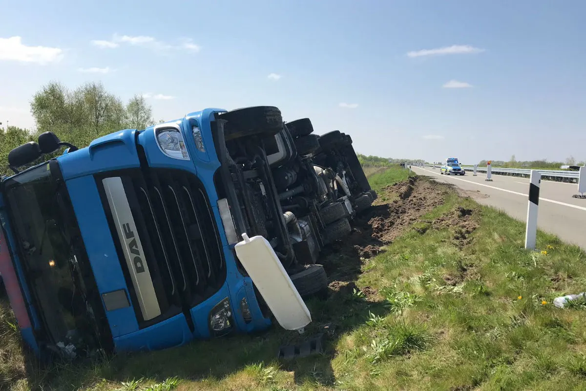 Lastwagen auf A 20 von der Fahrbahn abgekommen