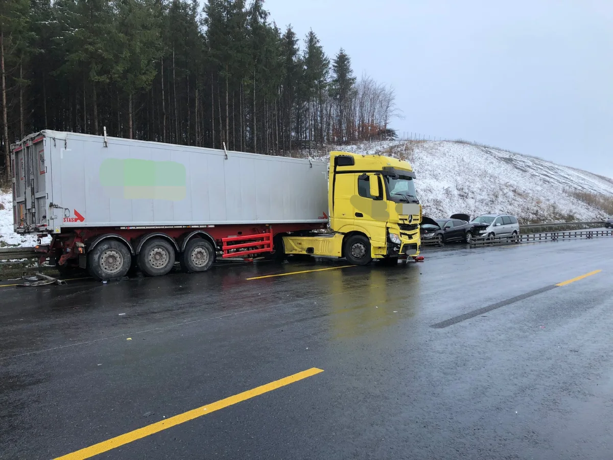 A7 Kalefeld – LKW prallt gegen Metallgleitschutzwand und kommt auf Gegenfahrbahn zum Stehen