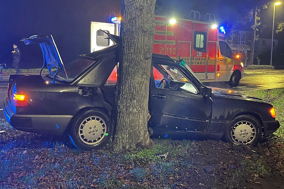 Lippstadt NW – 19-Jähriger prallt gegen Baum und wird verletzt