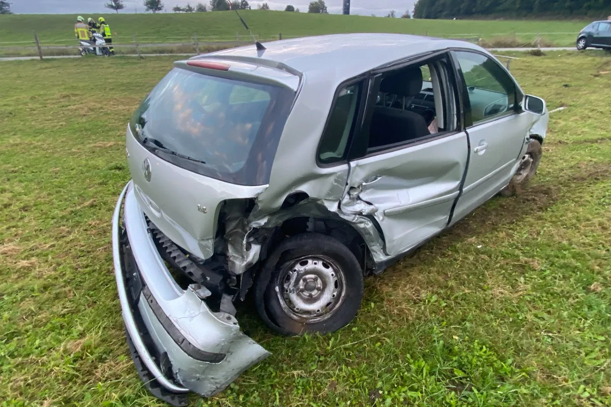 Seon AG - Auto gerät ins Schleudern und prallt in ein korrekt fahrendes Fahrzeug