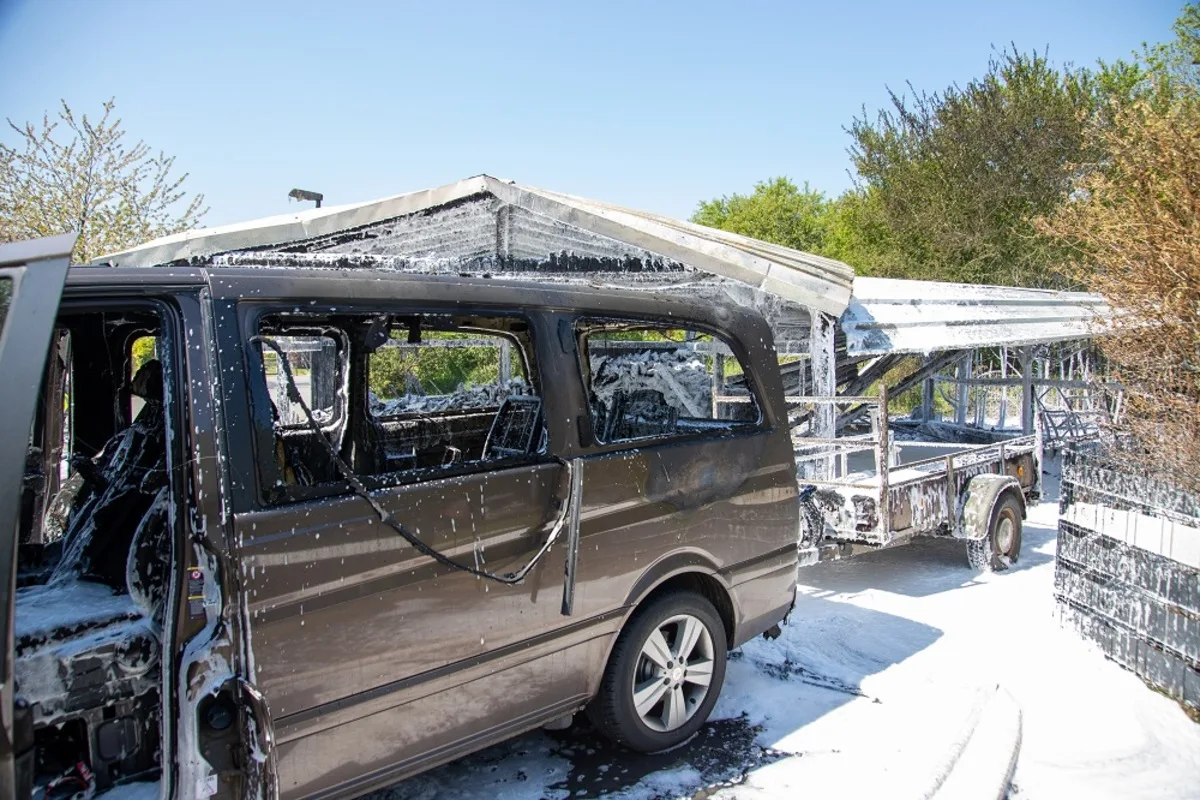 Doppelcarport brennt in Tensfeld