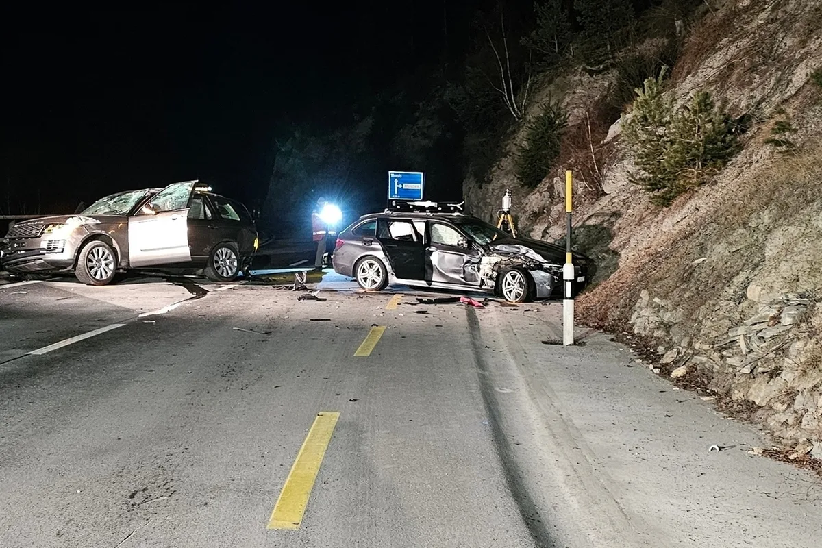 Tiefencastel GR – Rega fliegt Autofahrer nach Verkehrsunfall ins Spital