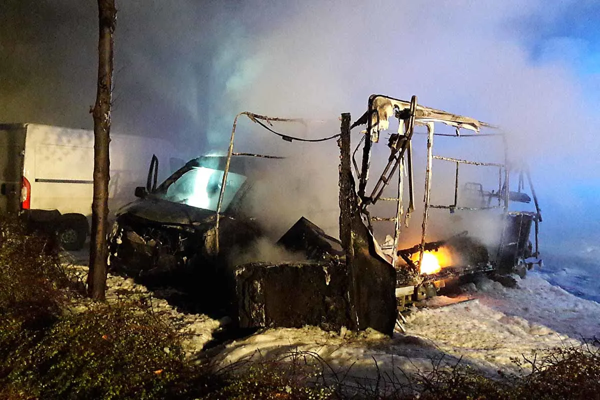 Grosser Feuerwehreinsatz in Kleve - Brand mehrerer Pkw und eines Wohnmobils in der Innenstadt