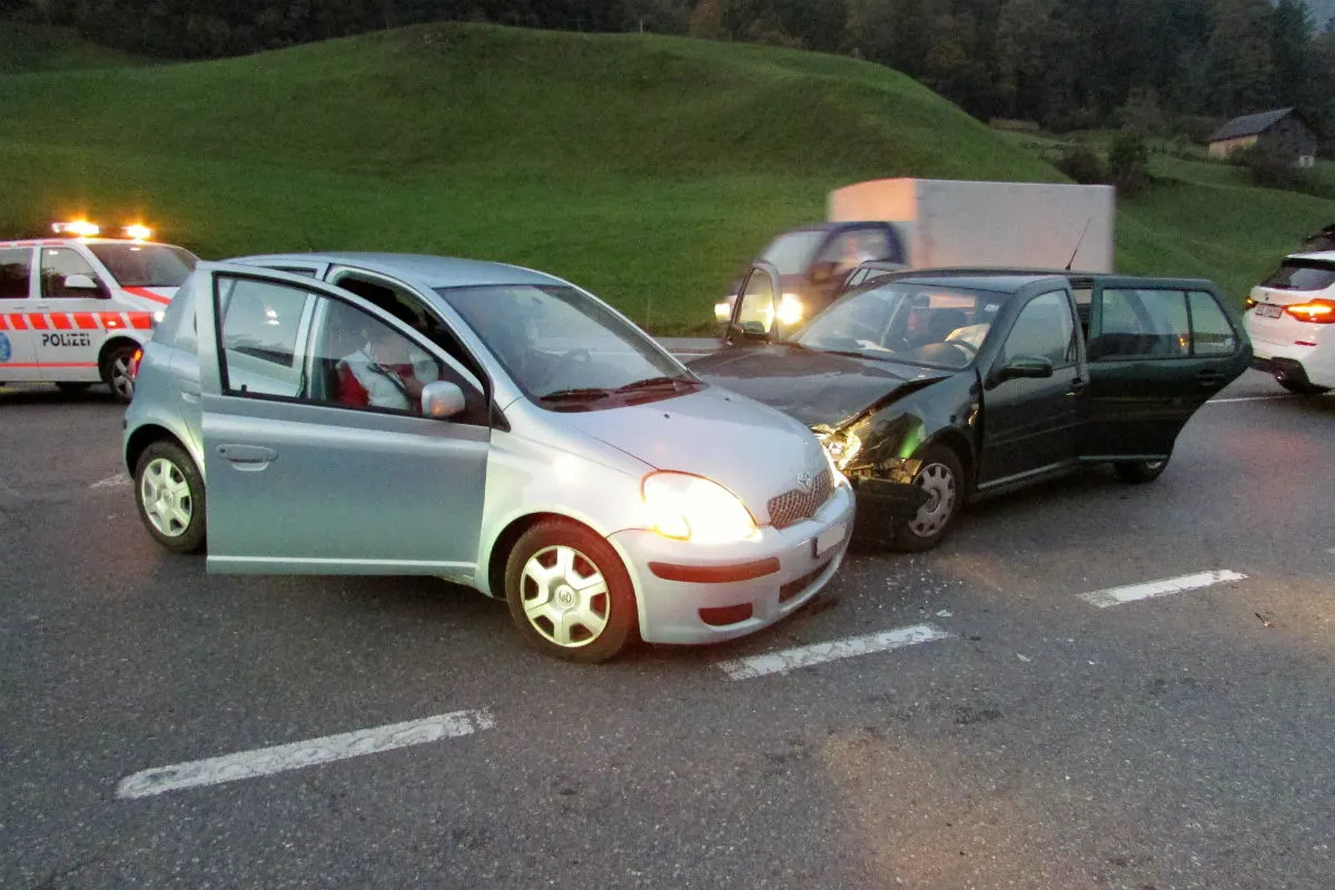 Glarus GL - Einbiegendes Auto übersehen