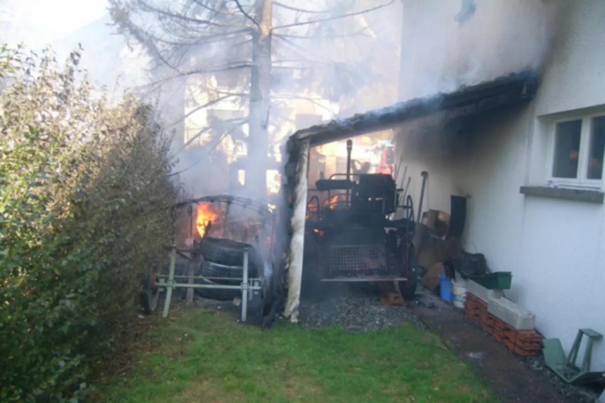 Seedorf UR - Holzunterstand in Brand geraten
