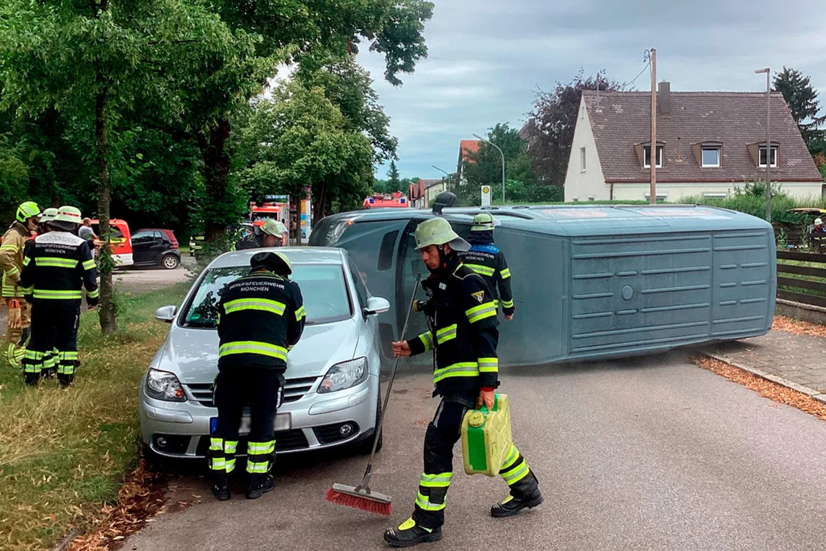München - Kleintransporter bei Unfall umgekippt