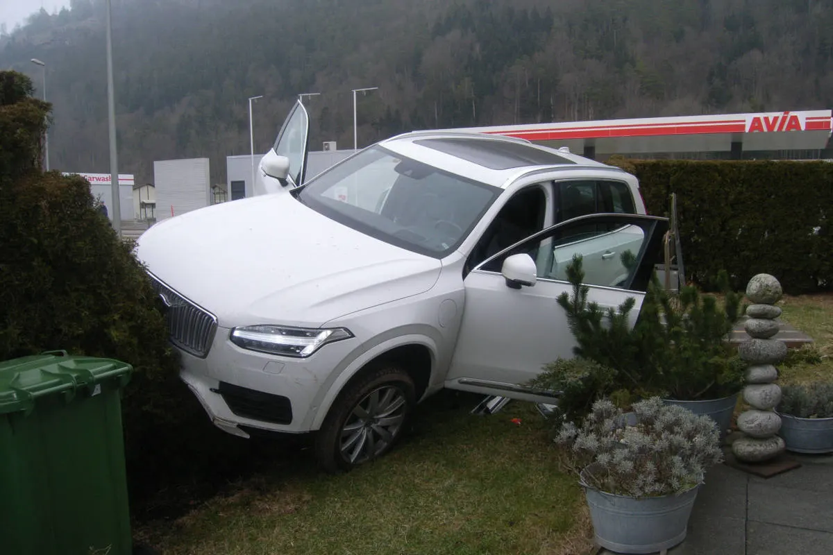 Altdorf UR - Auto durchbricht Zaun und landet auf Hecke