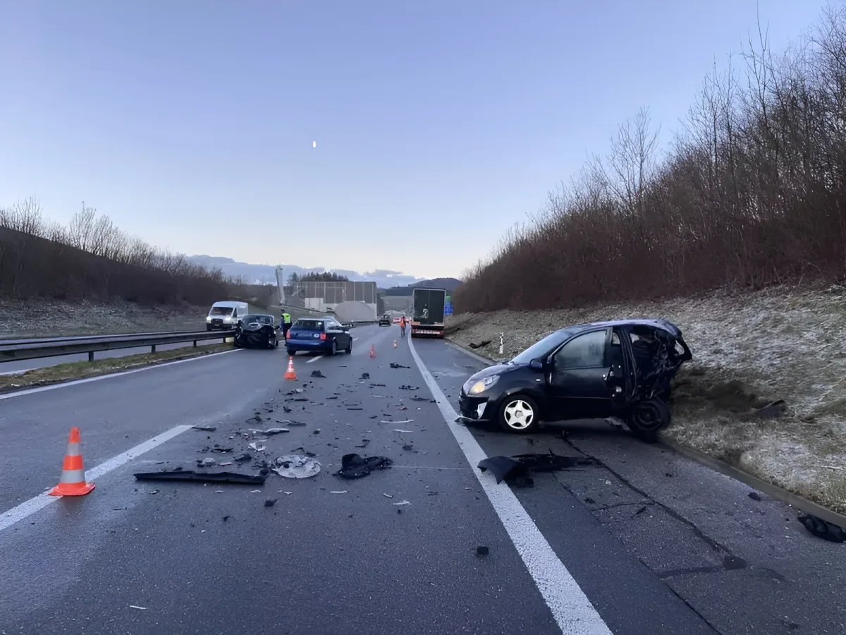 A12 Rossens FR: Mehrere Unfälle führen zur Sperrung der Autobahn