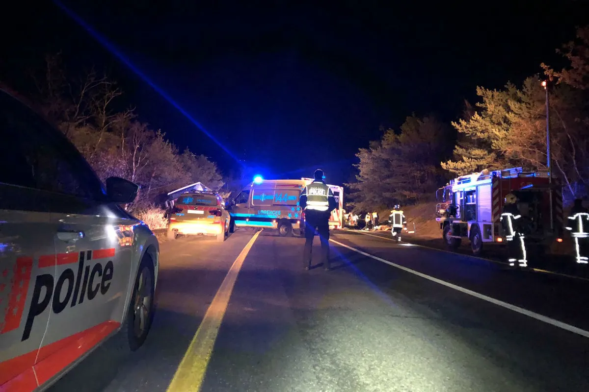 Leuk-Susten, Pfynwald VS - Schwerer Unfall zwischen Auto und Bus