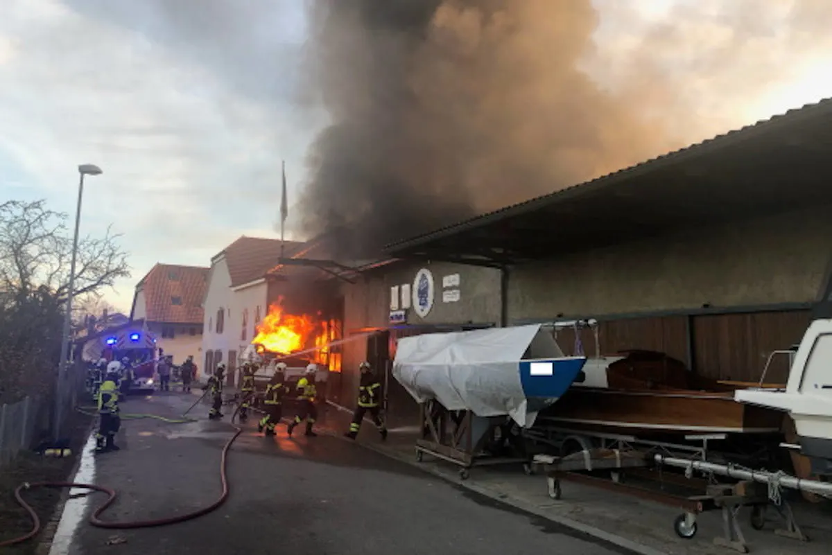 Praz FR – Hangar und mehrere Boote durch Flammen zerstört