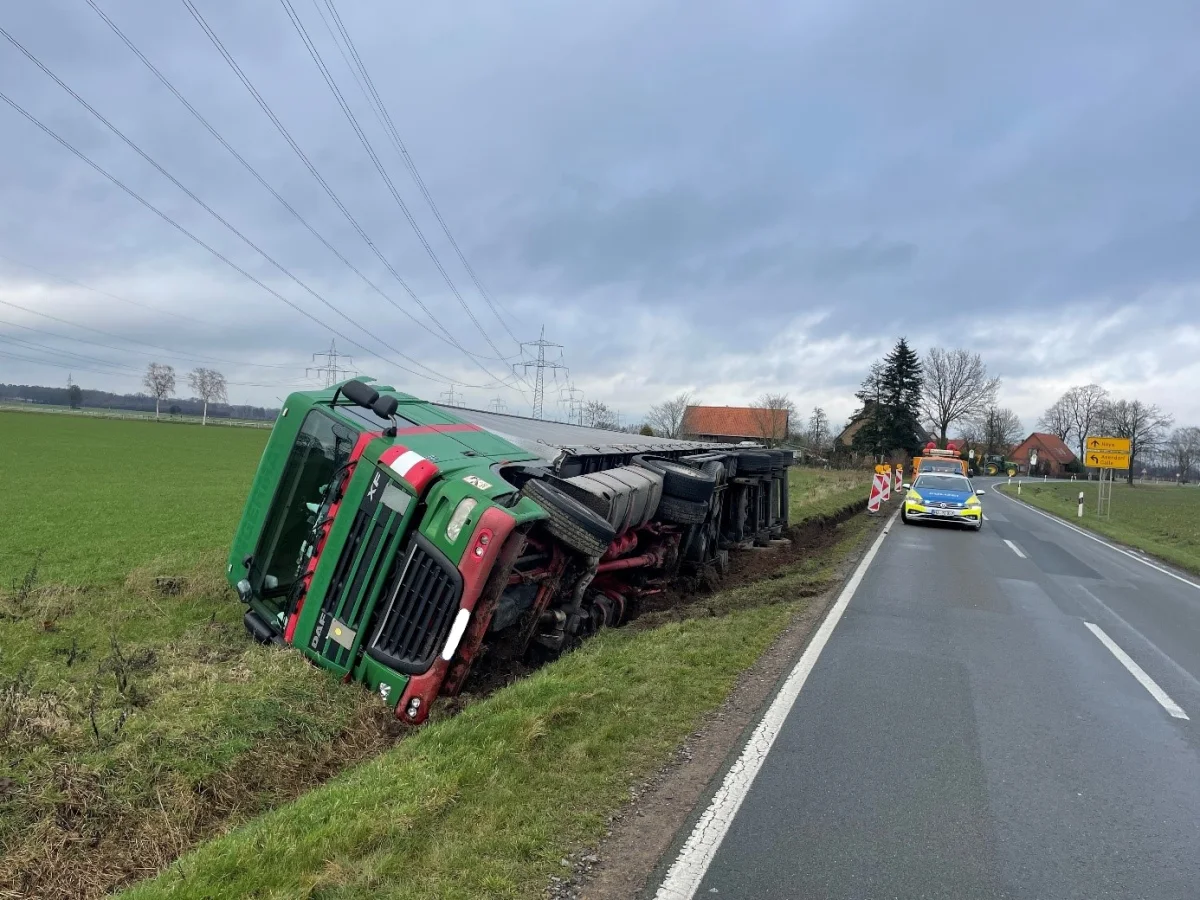 Bücken: Ein LKW liegt vollständig im Straßengraben