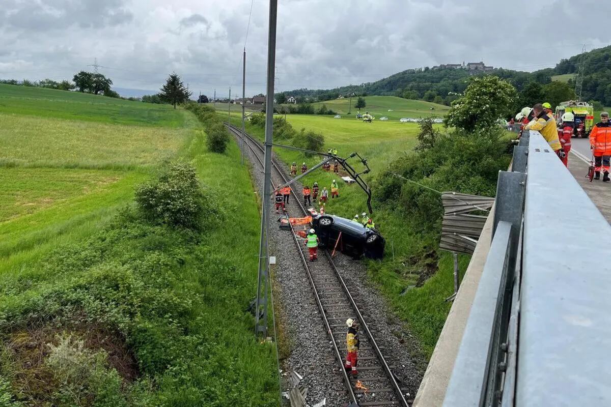 Schöfflisdorf ZH - Auto stürzt bei Unfall auf Gleise