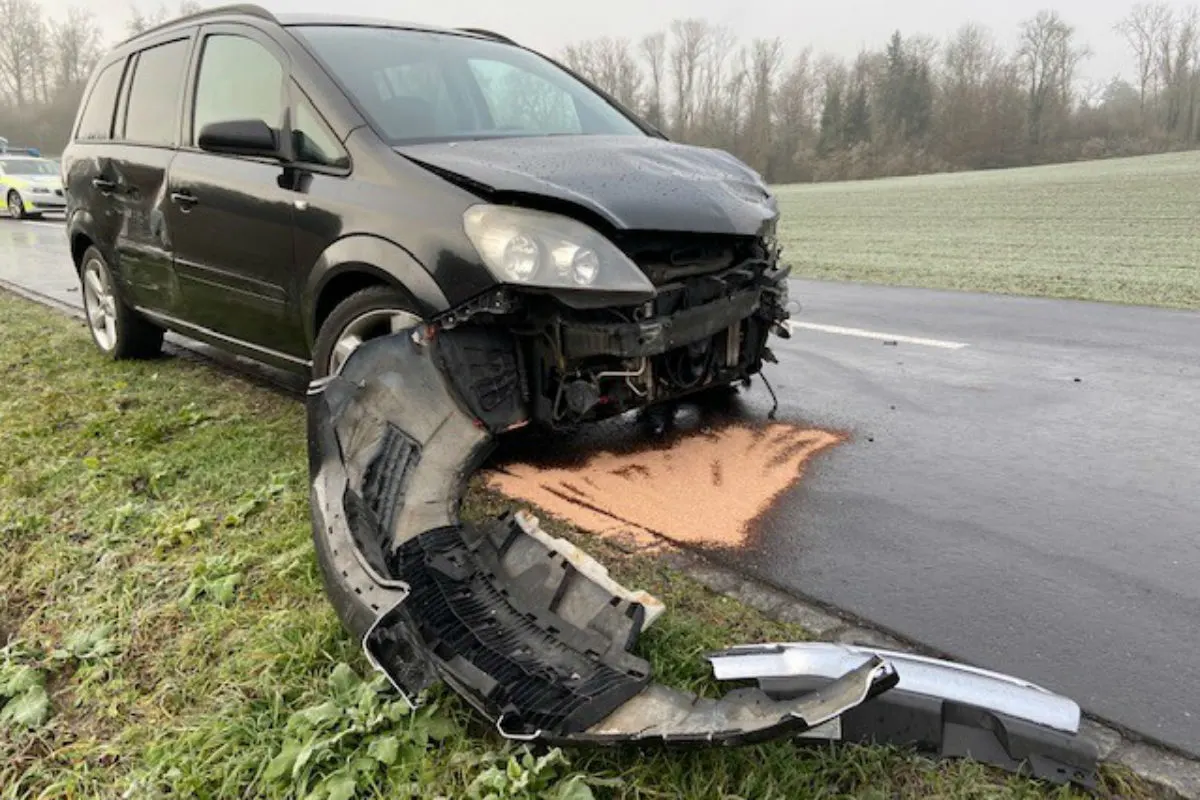 Niederwil AG - Polizeiauto bei Unfall beschädigt