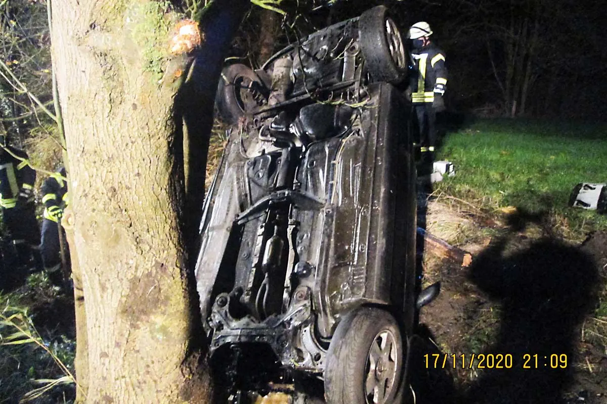 Heftiger Crash in Sande - 19-Jähriger kommt mit Pkw von der Fahrbahn ab und prall gegen Baum