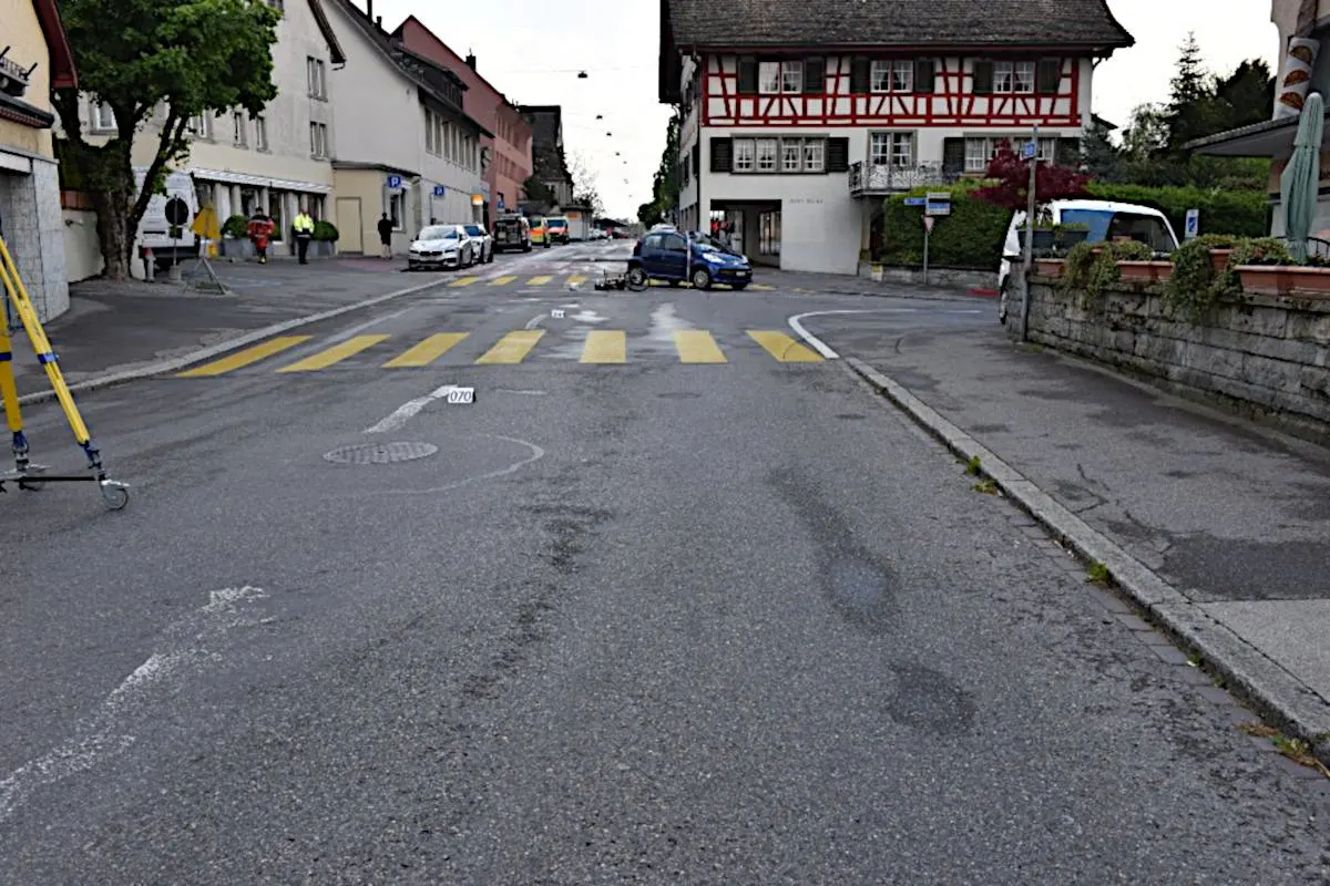 Meilen ZH - E-Bikelenker bei Unfall verletzt