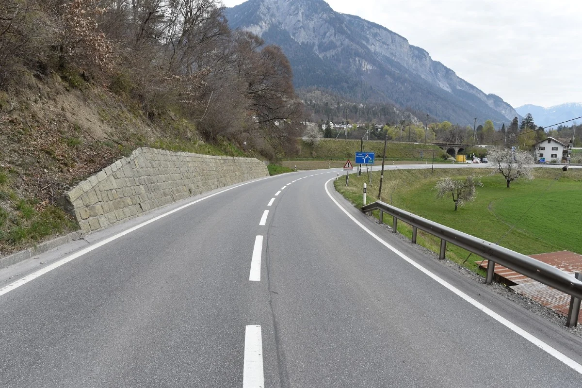 Bonaduz GR - Wegen entgegenkommendem Auto mit Leitplanke kollidiert
