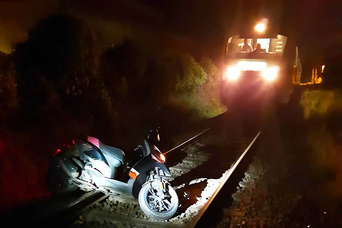 Gefährlicher Eingriff in den Bahnverkehr in Wismar - Motorroller im Gleis