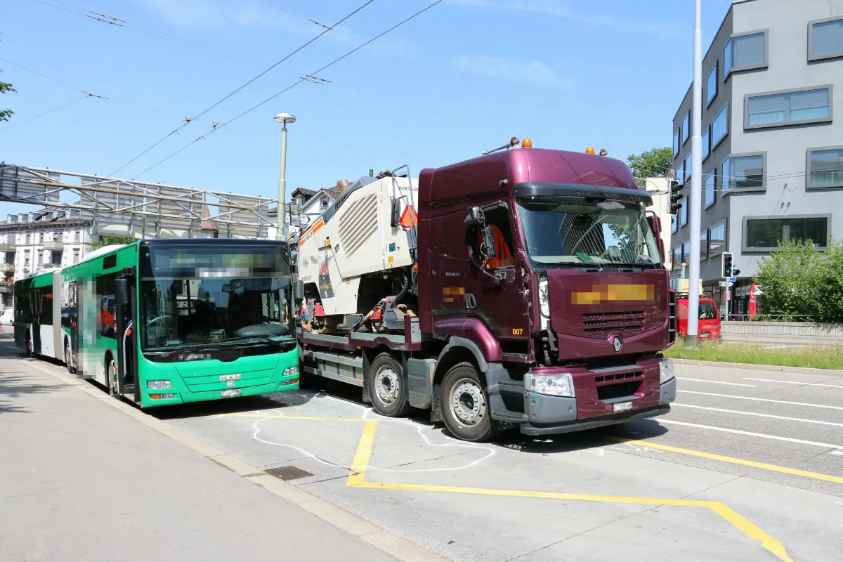 St. Gallen SG - Streifkollision zwischen Lastwagen und Bus