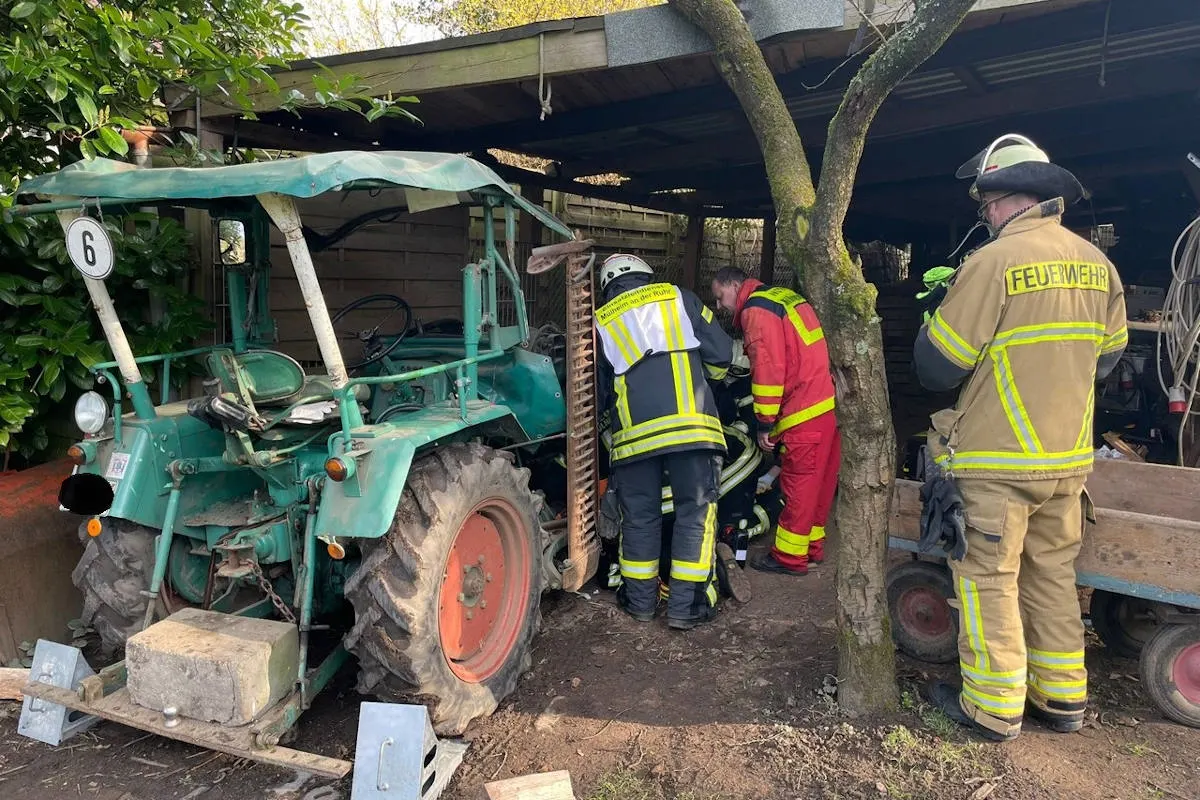 Mülheim an der Ruhr – Person unter Traktor