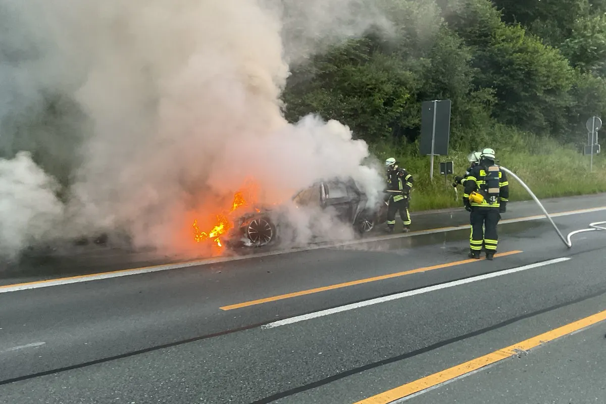 A45 Dortmund NRW – Feuerwehr löscht brennenden PKW auf Autobahn
