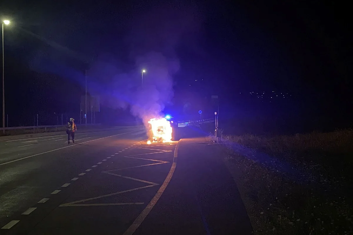 Pratteln BL - Auto brennt auf der Krummeineichstrasse