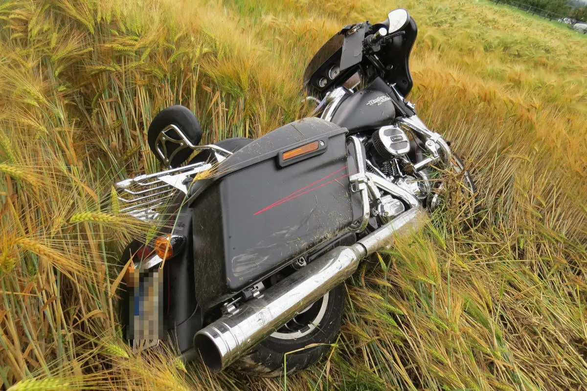 Kleindöttingen AG - Motorradfahrer verletzt ins Spital geflogen