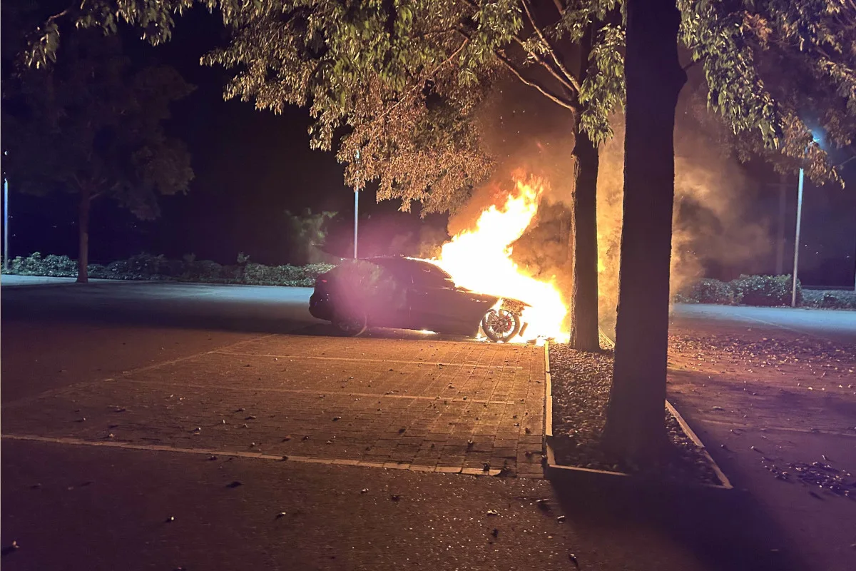Pfäffikon SZ – Auto bei Brand auf Parkplatz komplett zerstört 