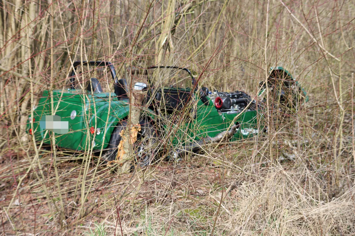  Brakel-Istrup: Sportwagen schleudert in den Gegenverkehr