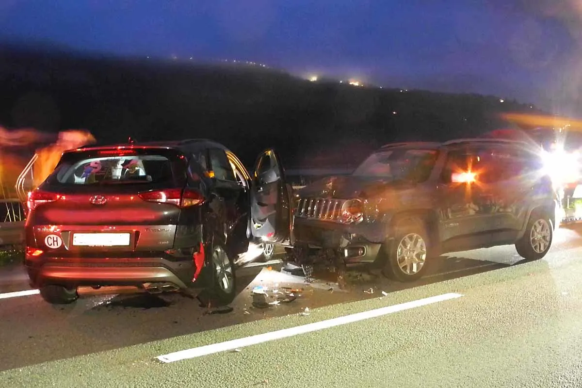 Heftiger Crash in Brunnen SZ - Vier Verletzte nach Kollision von drei Personenwagen