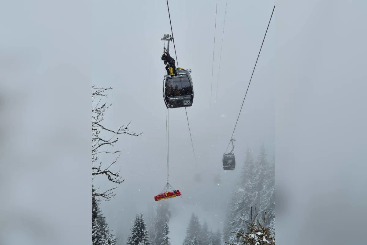 Ungewöhnlicher Einsatz in Laax GR – Patientin wird von Gondel aus gerettet