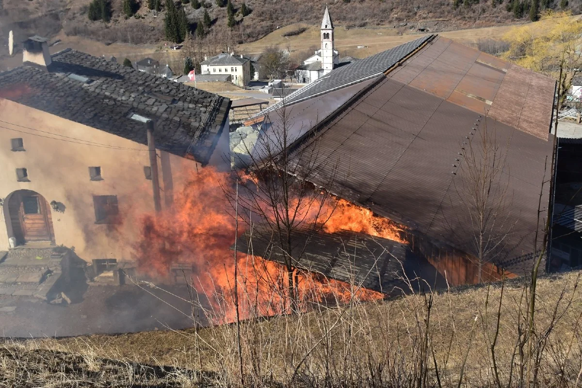 San Carlo GR - Bauernhof gerät in Brand