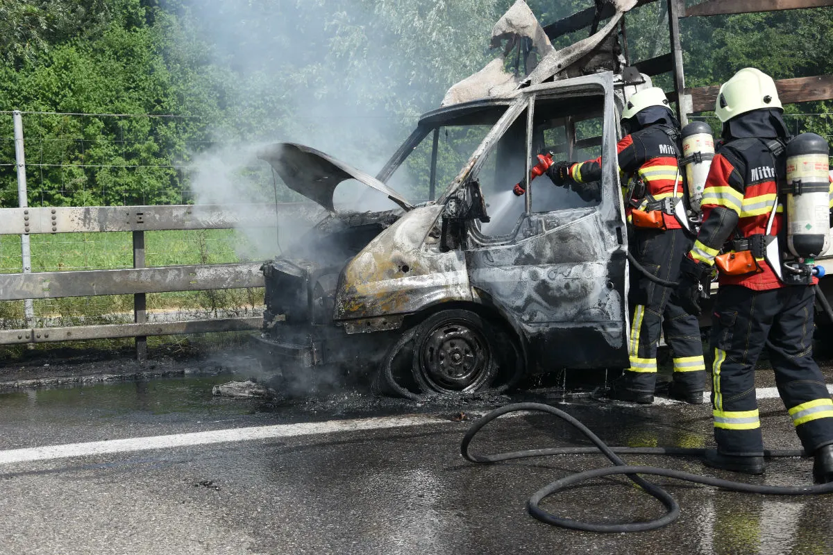 Widnau SG - Lieferwagen brennt aus