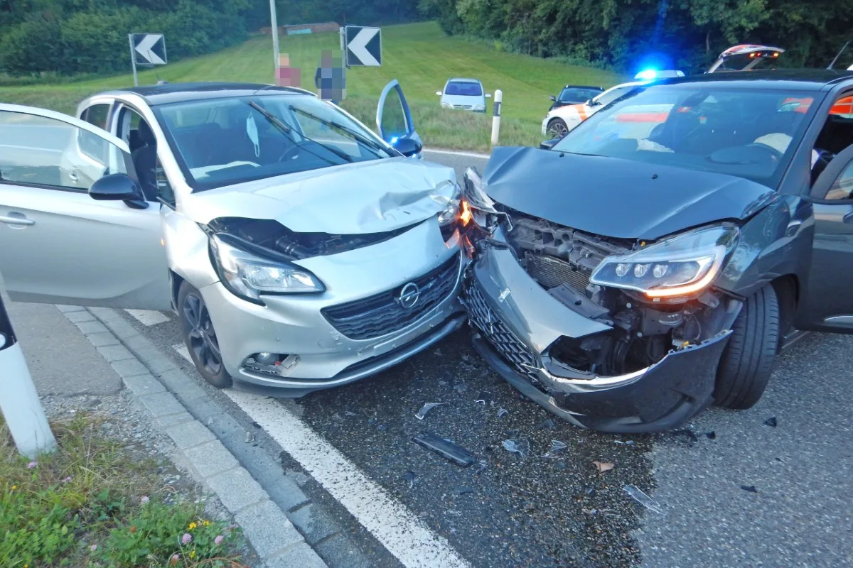 Heftige Kollision in Warth TG - Trotz Gegenverkehr abgebogen und Auto übersehen