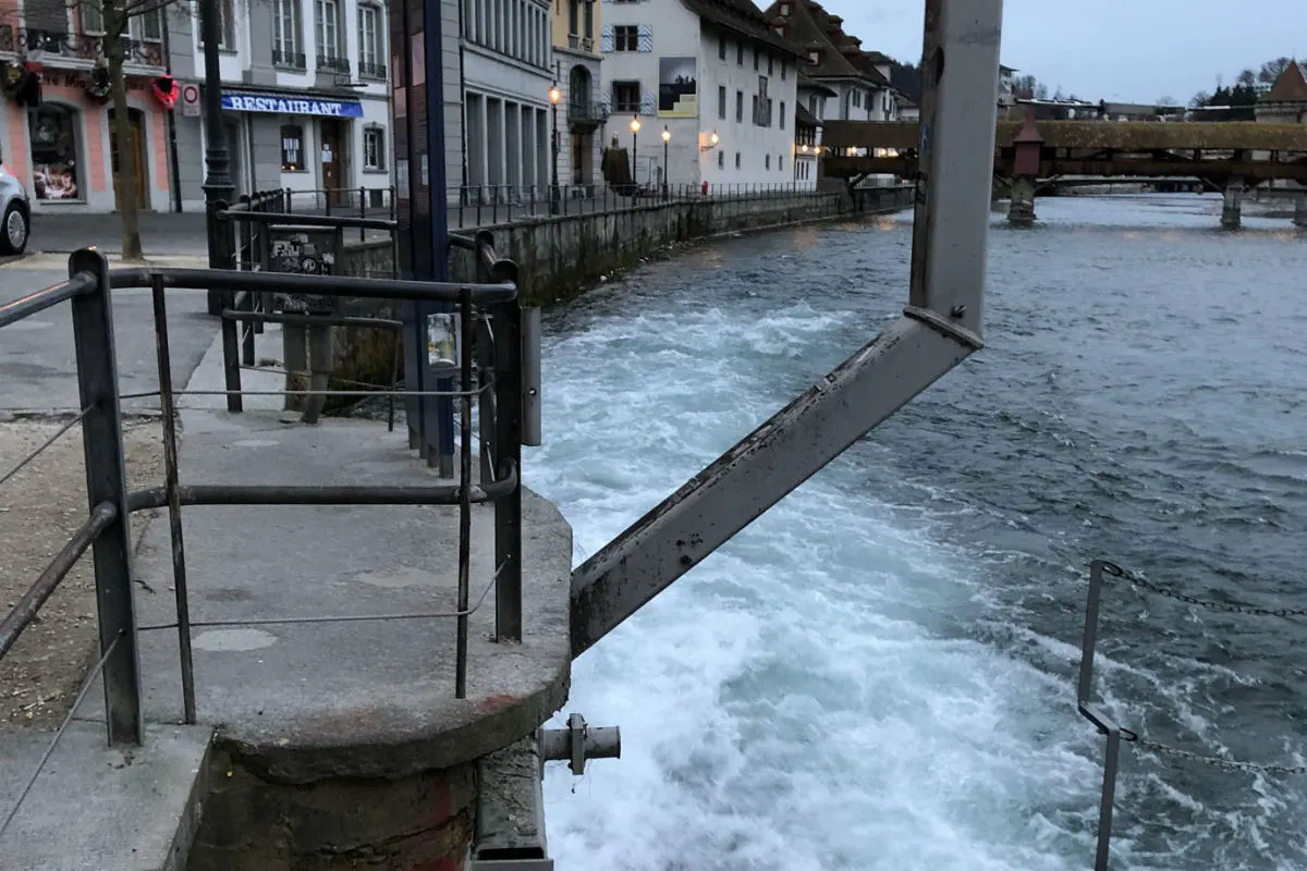 Luzern LU - Reuss mit Uranin eingefärbt