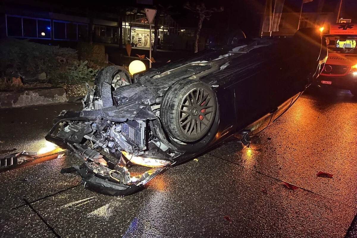Heftiger Unfall in Kirchdorf AG – Auto überschlägt sich 