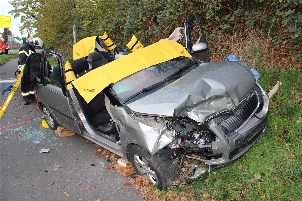Leichlingen – 40.000 Euro Sachschaden und zwei Verletzte nach Verkehrsunfall